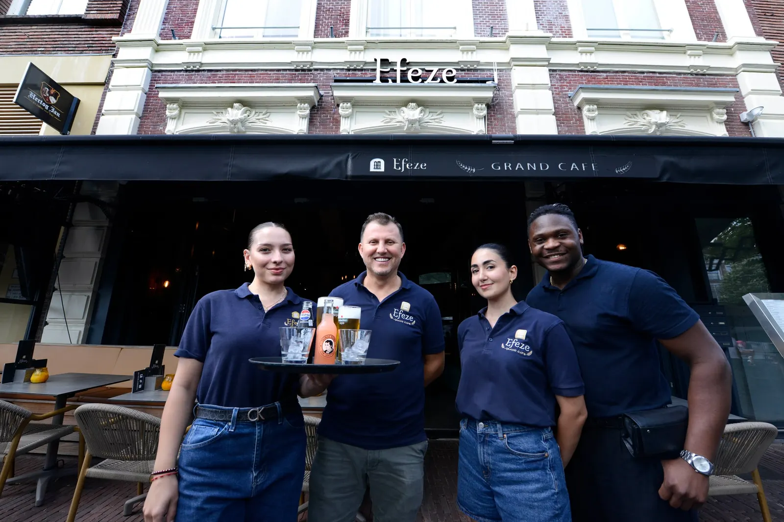 Het team van Restaurant Efeze voor de zaak aan de Nieuwestad