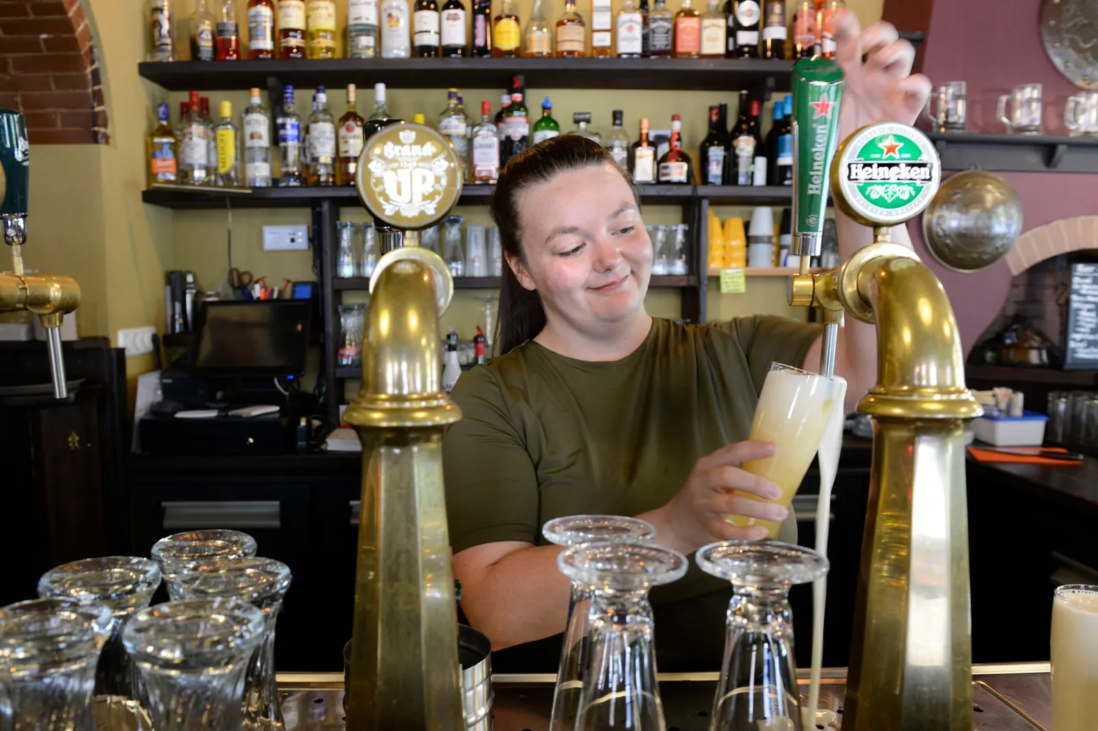 Achter de tap in het Oranje Bierhuis